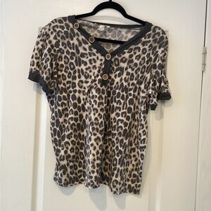 Lovely J Chic Leopard Button-Accent Women's Blouse size1XL EUC